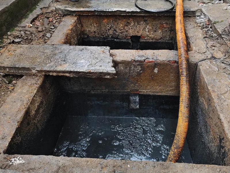 紫鑫城清理化粪池